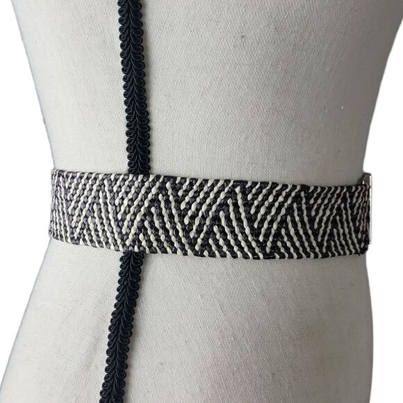JESSICA Simpson Black & White Coated Straw Silver Buckle Stretch Belt Size 6 - Picture 2 of 8